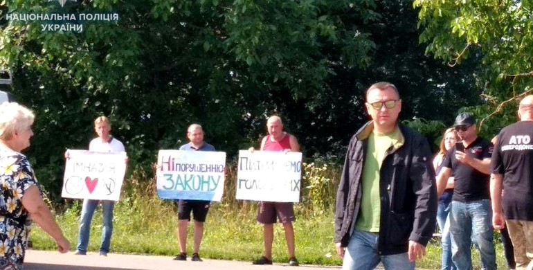 На Рівненщині люди перекрили дорогу проти закриття школи